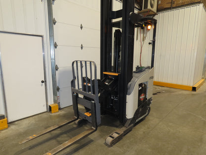 Crown Narrow Aisle Reach Truck Forklift Stand On 36V 3500lbs 5746.2h 25' Lift