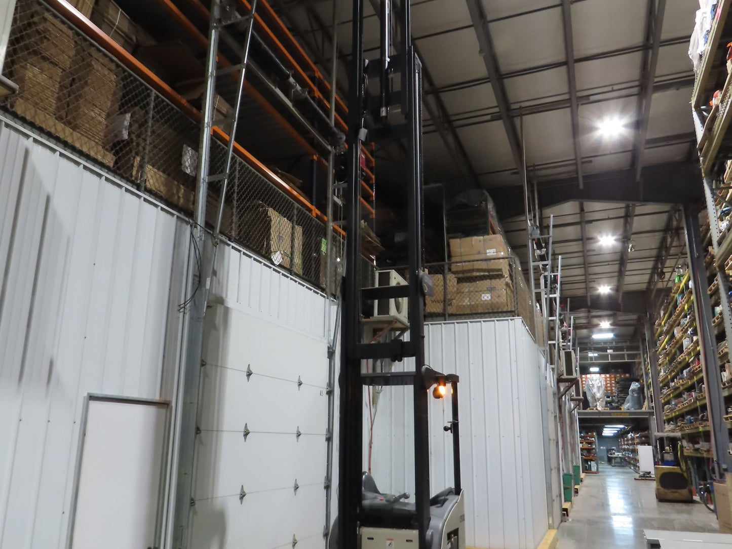 Crown Narrow Aisle Reach Truck Forklift Stand On 36V 3500lbs 5746.2h 25' Lift