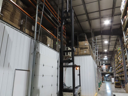 Crown Narrow Aisle Reach Truck Forklift Stand On 36V 3500lbs 5746.2h 25' Lift