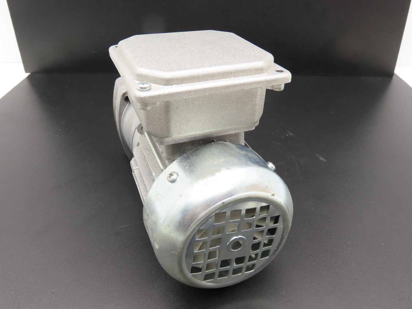 Bison 017-175-0025 Offset Parallel Gearmotor 0.08Hp 230VAC 25.2:1 Ratio 63rpm