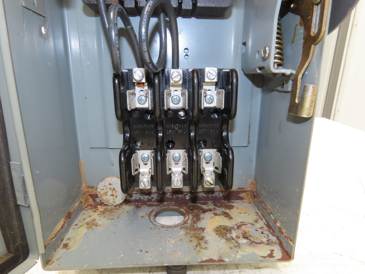 Square D HU362AWK Safety Disconnect Switch 60 Amp 600V 3 Pole W/Fuse block Added