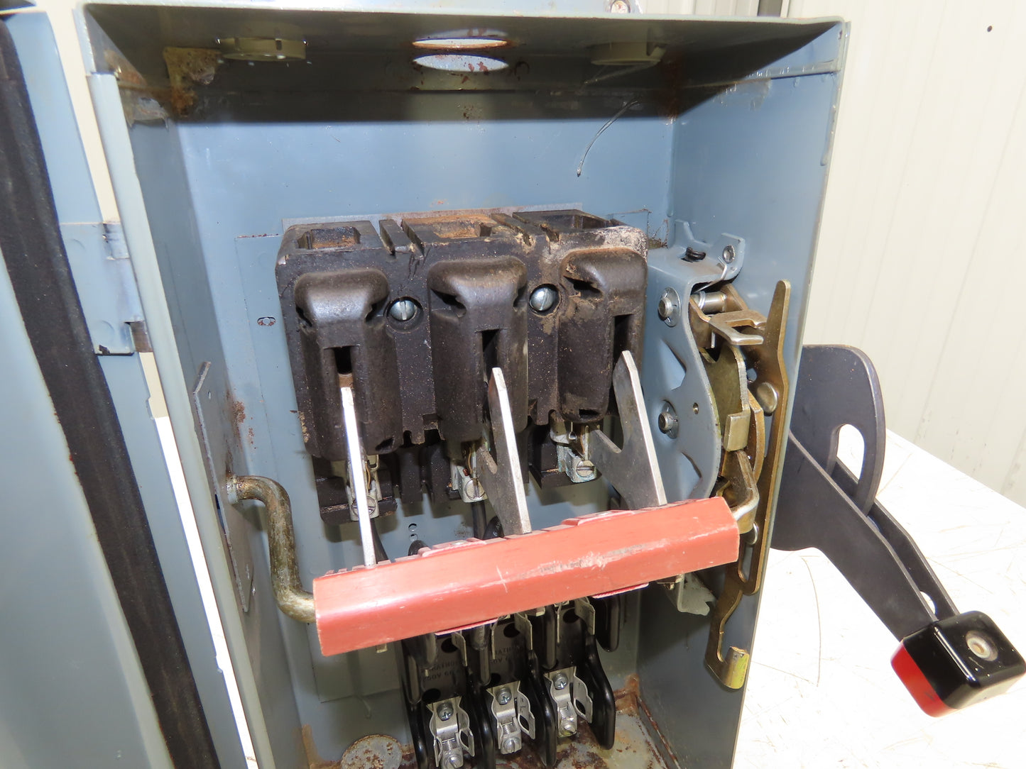 Square D HU362AWK Safety Disconnect Switch 60 Amp 600V 3 Pole W/Fuse block Added