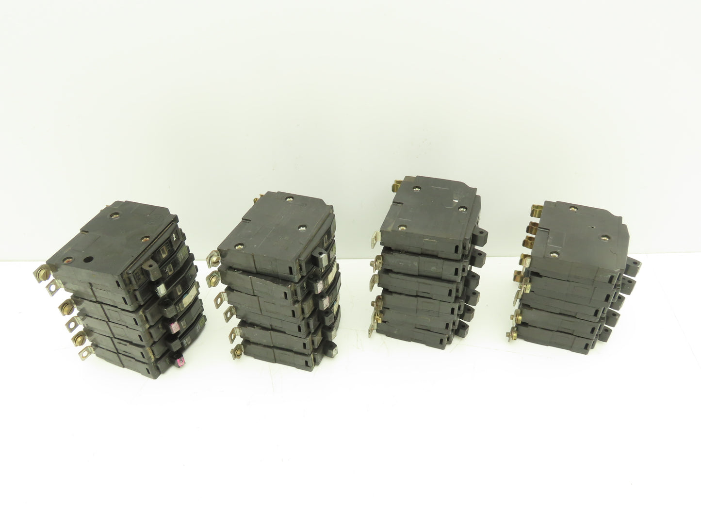 Square D QOB120  20 Amp Circuit Breaker 1-Pole 20A Bolt-On 120/240V  Lot of 23