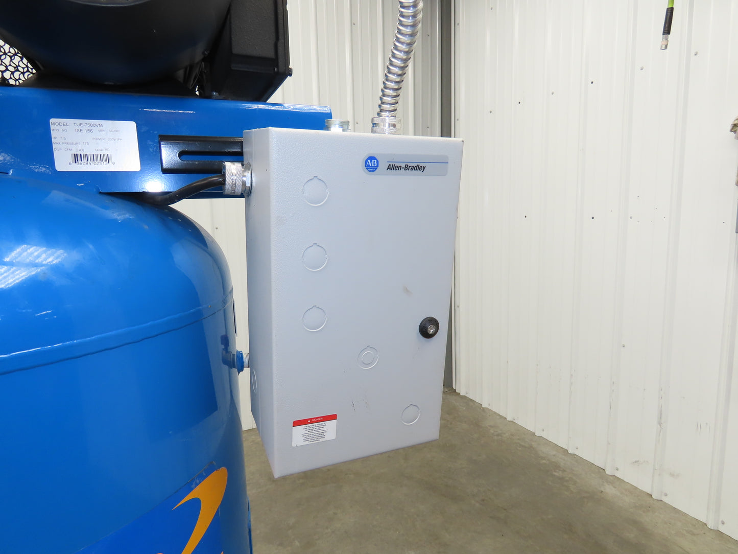 Puma TUE-7580VM Reciprocating Air Compressor 24.8CFM 7.5HP 230V 1 Phase 80 Gal