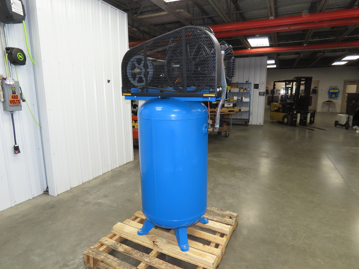 Puma TUE-7580VM Reciprocating Air Compressor 24.8CFM 7.5HP 230V 1 Phase 80 Gal