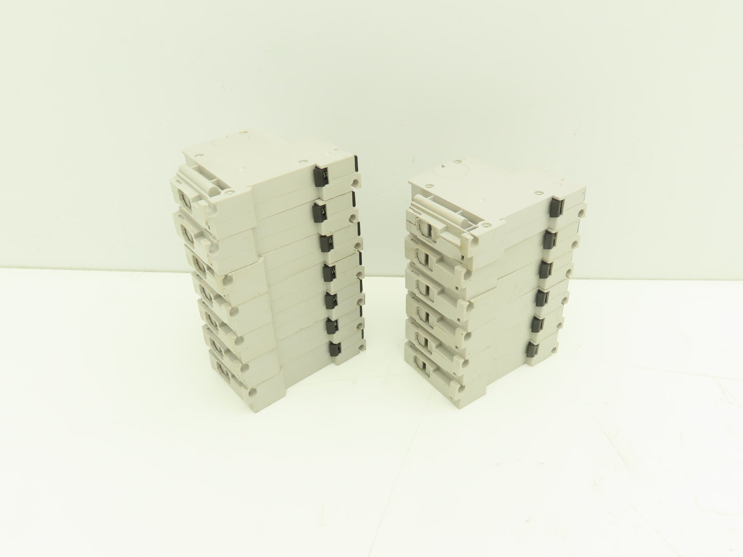 IDEC NC1V-1100 2 Amp Circuit Protector 1 Pole A Curve 250VAC/65VDC Lot of 13