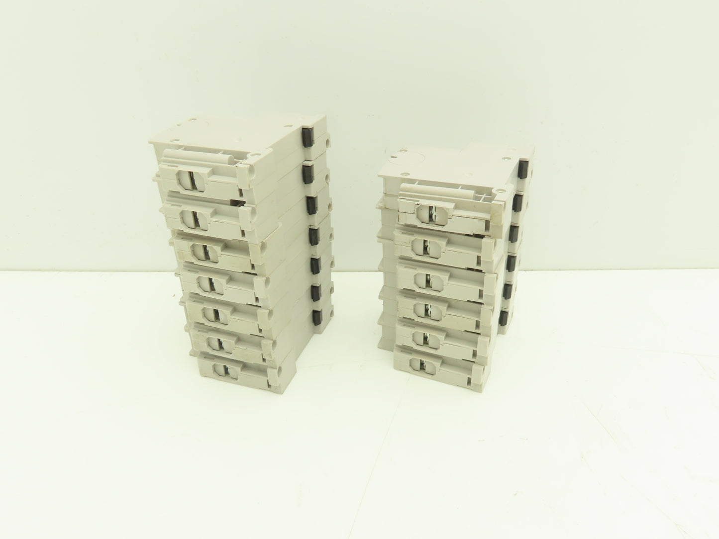 IDEC NC1V-1100 2 Amp Circuit Protector 1 Pole A Curve 250VAC/65VDC Lot of 13