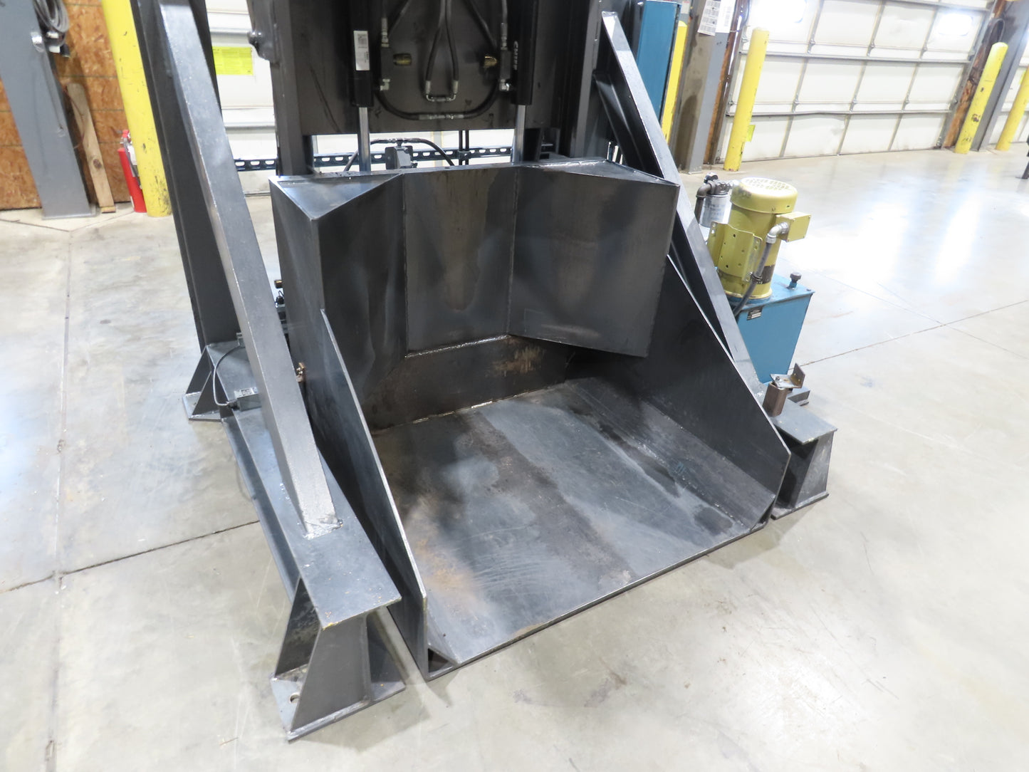 Essex Rise Hydraulic Tote Dumper 1yd Hopper Box Tipper 5000Lb 5Hp 460V