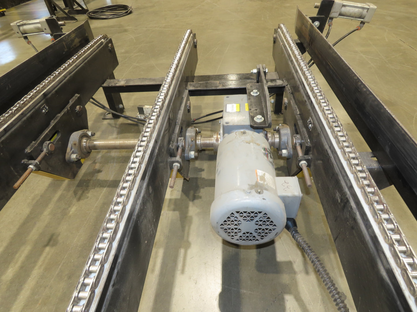 42"x 68" Pallet Drag Chain Conveyor 3-Strand 1Hp 230/460V 3PH 32FPM 17-19"H