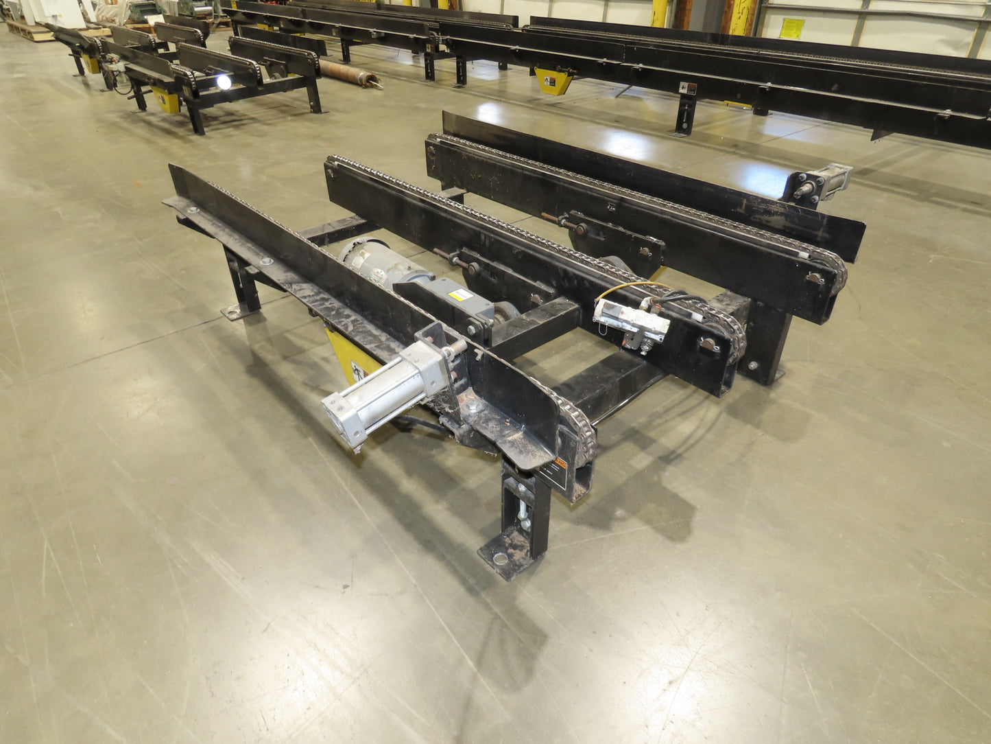 42"x 68" Pallet Drag Chain Conveyor 3-Strand 1Hp 230/460V 3PH 32FPM 17-19"H