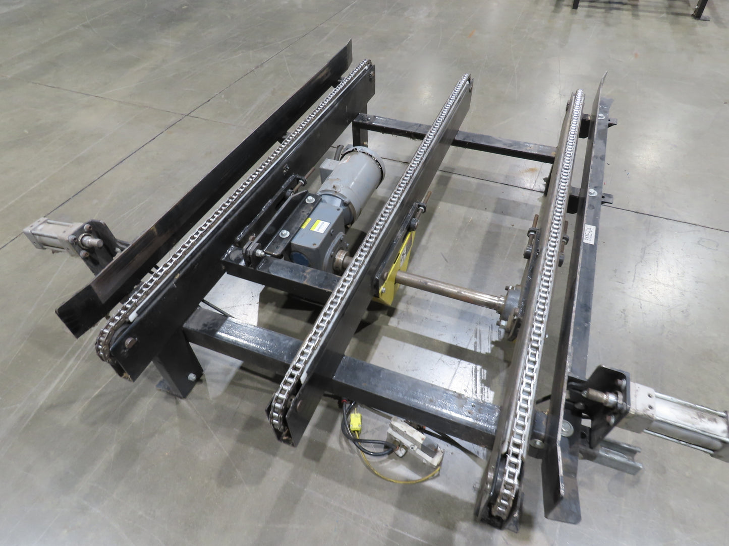 42"x 68" Pallet Drag Chain Conveyor 3-Strand 1Hp 230/460V 3PH 32FPM 17-19"H