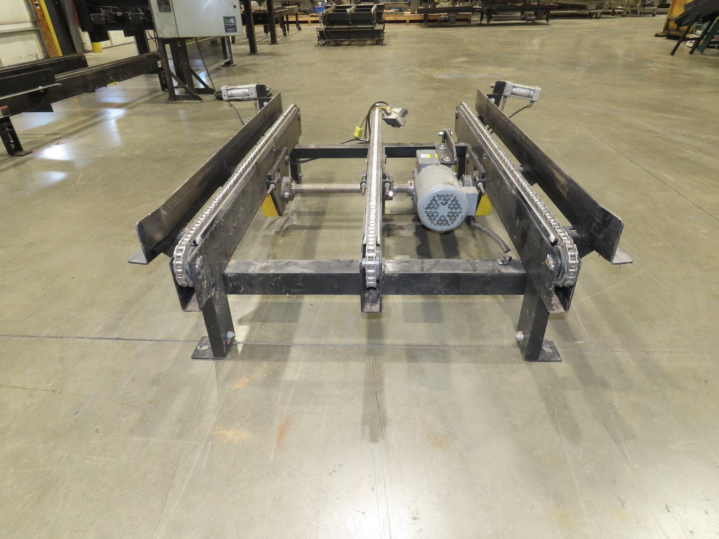 42"x 68" Pallet Drag Chain Conveyor 3-Strand 1Hp 230/460V 3PH 32FPM 17-19"H