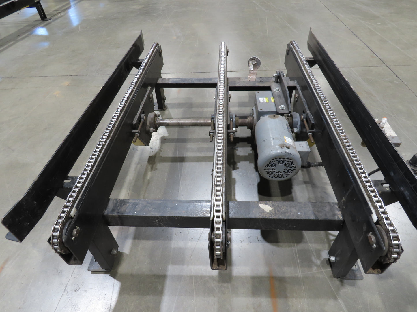 42"x 60" Pallet Drag Chain Conveyor 3-Strand 1Hp 230/460V 3PH 32FPM 17-19"H