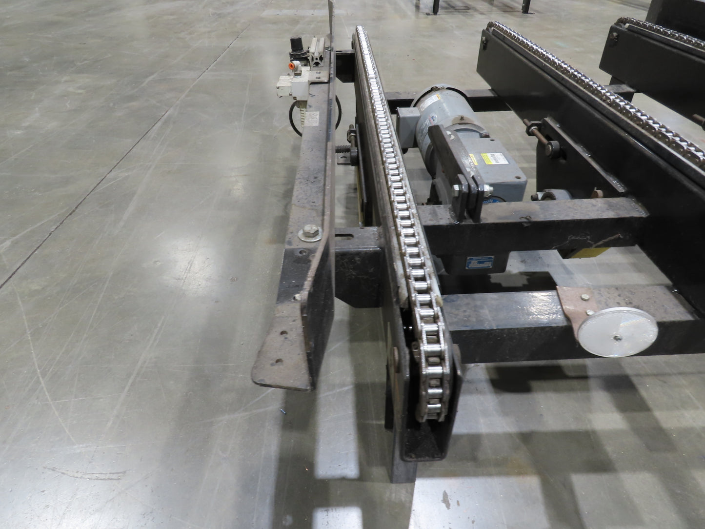 42"x 60" Pallet Drag Chain Conveyor 3-Strand 1Hp 230/460V 3PH 32FPM 17-19"H