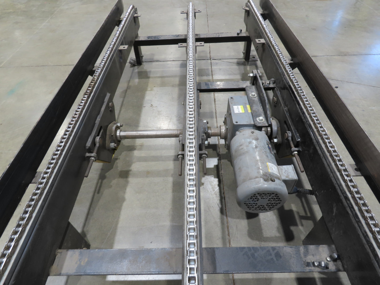 42"x 17' Pallet Drag Chain Conveyor 3-Strand 1Hp 230/460V 3PH 32FPM 17-19"H