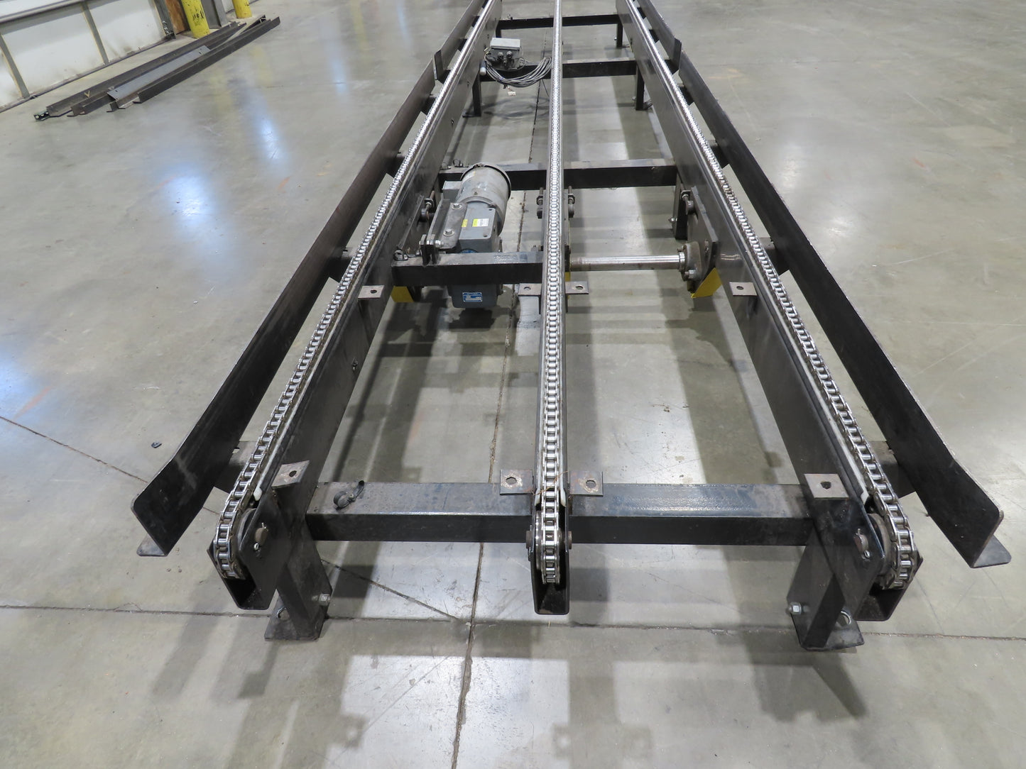 42"x 17' Pallet Drag Chain Conveyor 3-Strand 1Hp 230/460V 3PH 32FPM 17-19"H