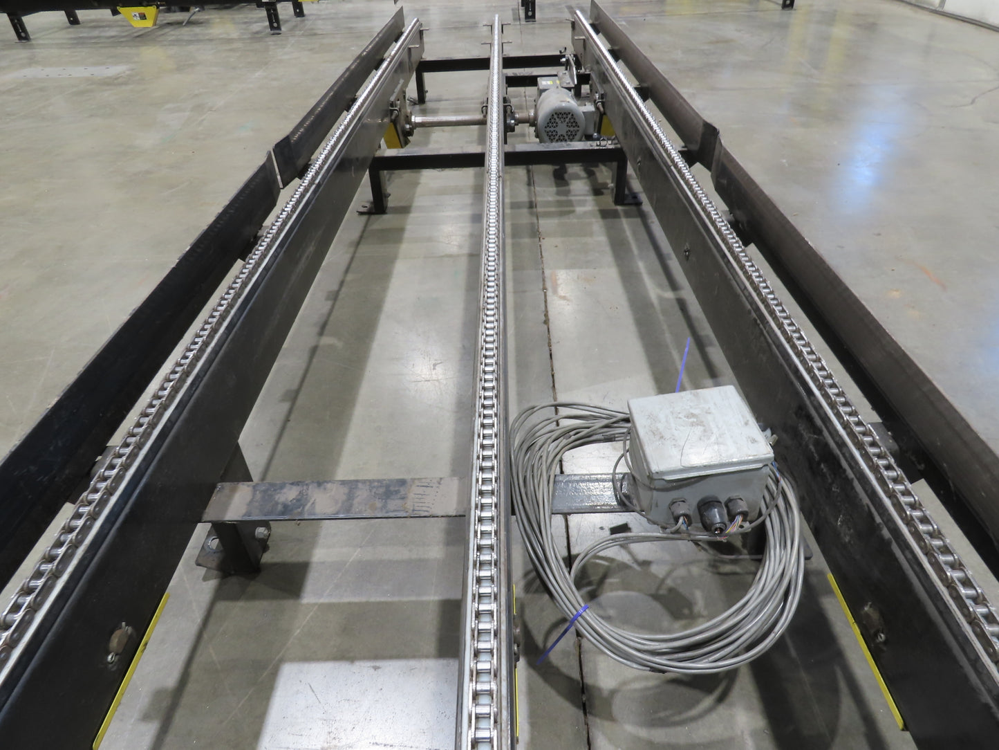 42"x 17' Pallet Drag Chain Conveyor 3-Strand 1Hp 230/460V 3PH 32FPM 17-19"H