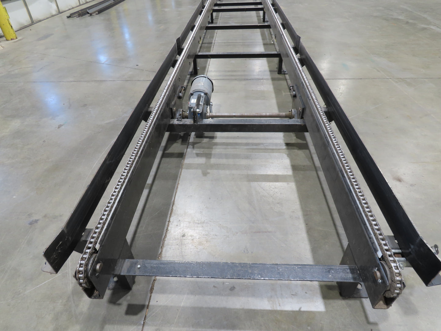 42"x 25' Pallet Drag Chain Conveyor 2-Strand 1Hp 230/460V 3PH 32FPM 17-19"H