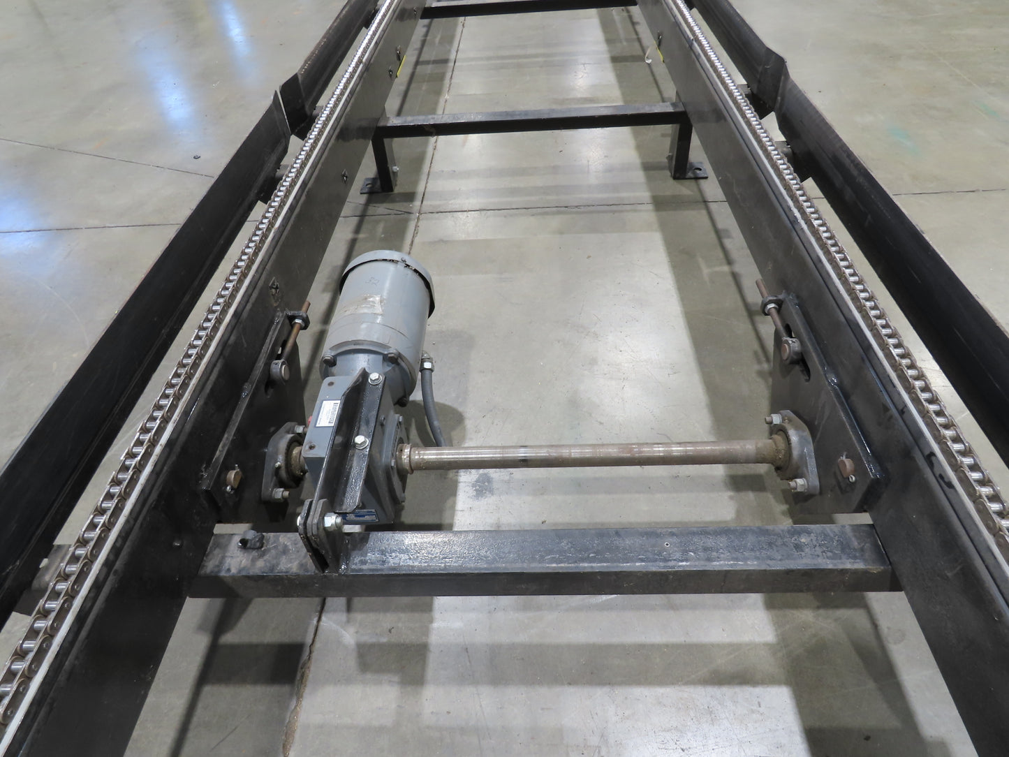 42"x 25' Pallet Drag Chain Conveyor 2-Strand 1Hp 230/460V 3PH 32FPM 17-19"H
