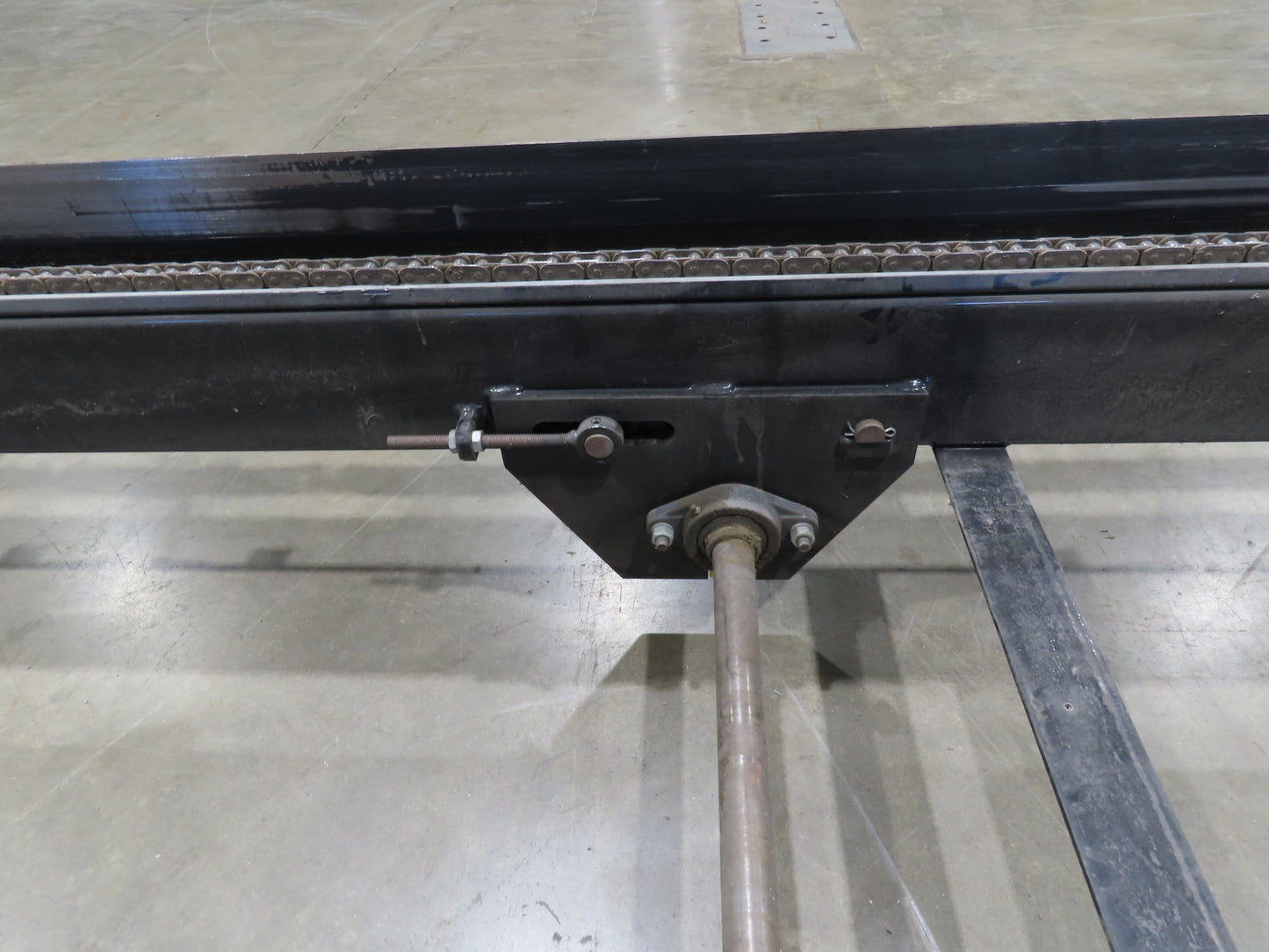 42"x 25' Pallet Drag Chain Conveyor 2-Strand 1Hp 230/460V 3PH 32FPM 17-19"H