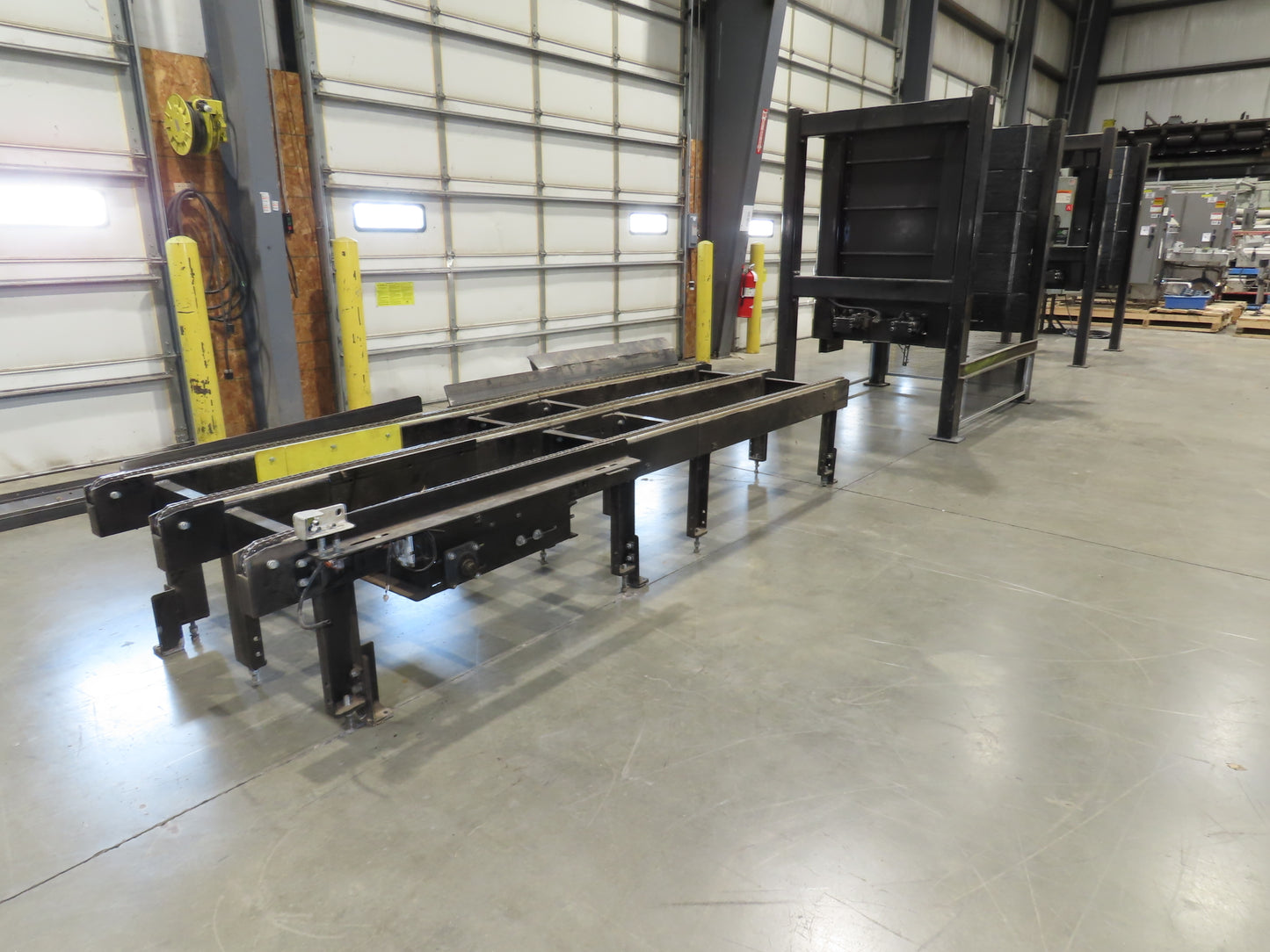 42"x 11' 4" Pallet Drag Chain Conveyor 3-Strand 230/460V 3PH 32FPM 23-26"H