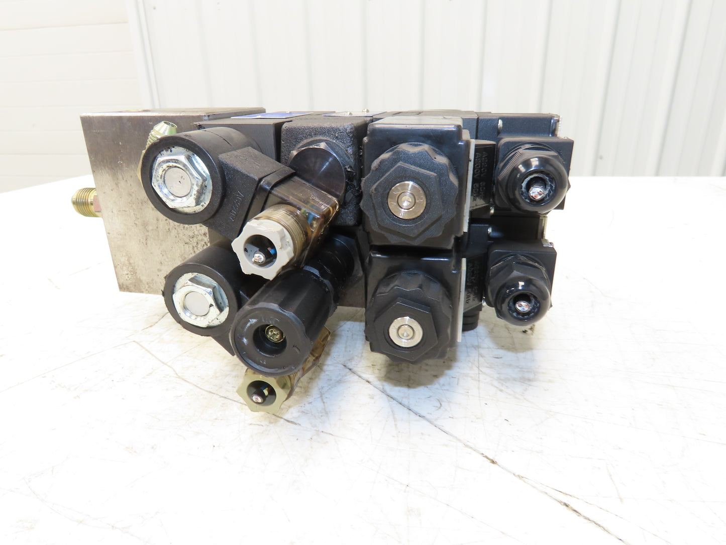 Yuken Hydraulic Directional Solenoid 2 Valve Manifold W/Flow Control & Check