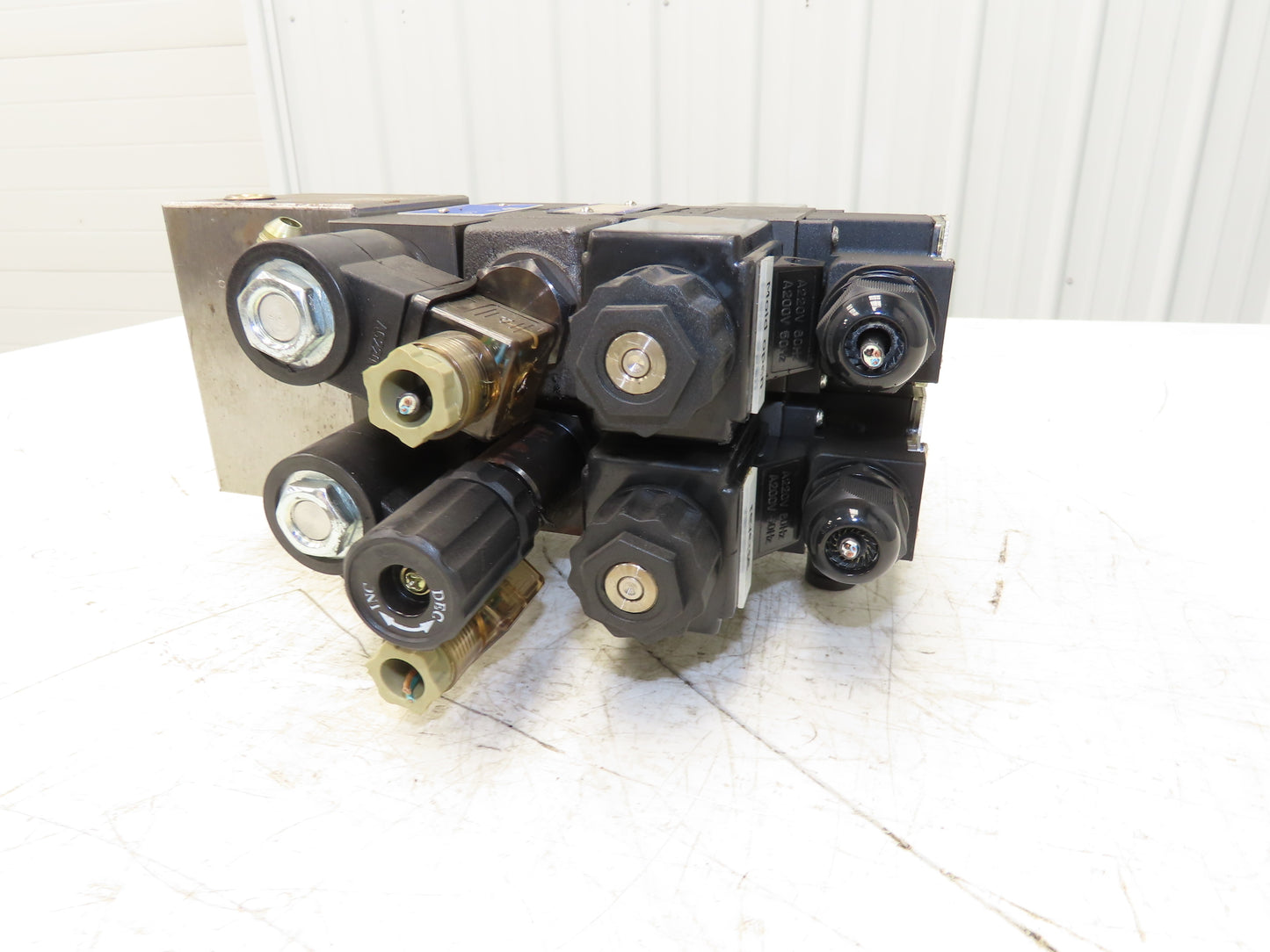 Yuken Hydraulic Directional Solenoid 2 Valve Manifold W/Flow Control & Check