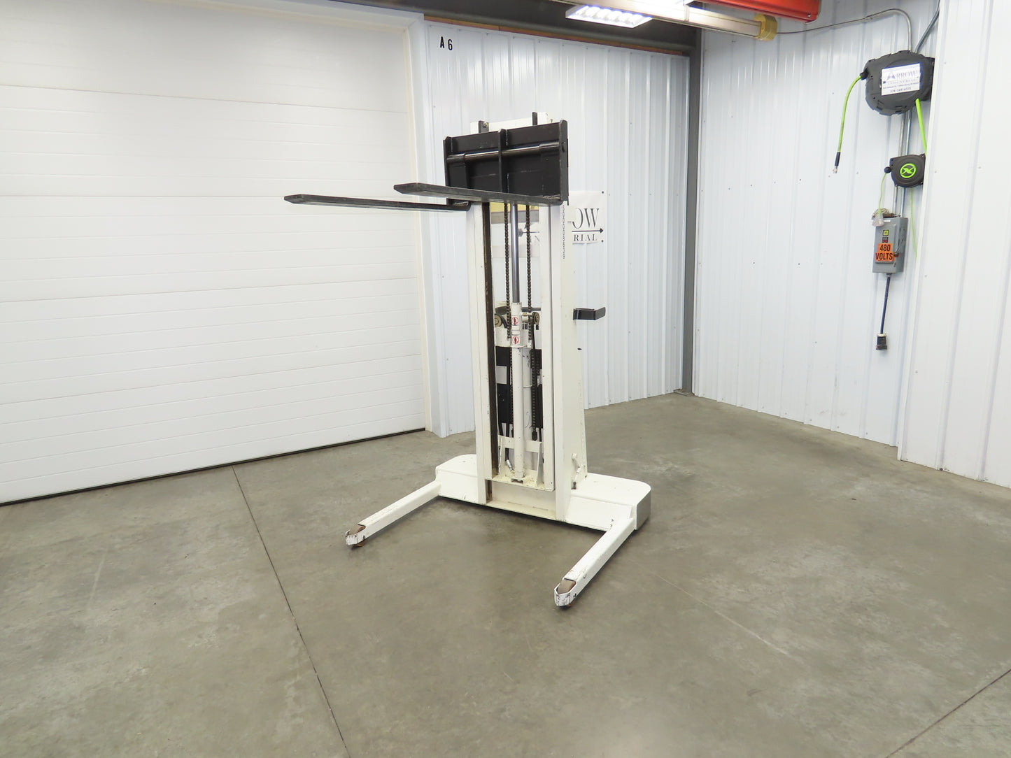 Crown 15BT Straddle Pallet Stacker Forklift 1400 lb 110" 12V Lift Manual Push