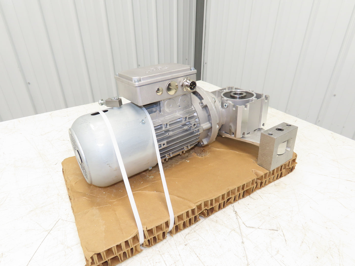 Nord SK80L/4 CUS 56CBRE20FHLRGIR Gearmotor 1Hp 230/460V 10:1 Ratio SK1SIS50-N56C