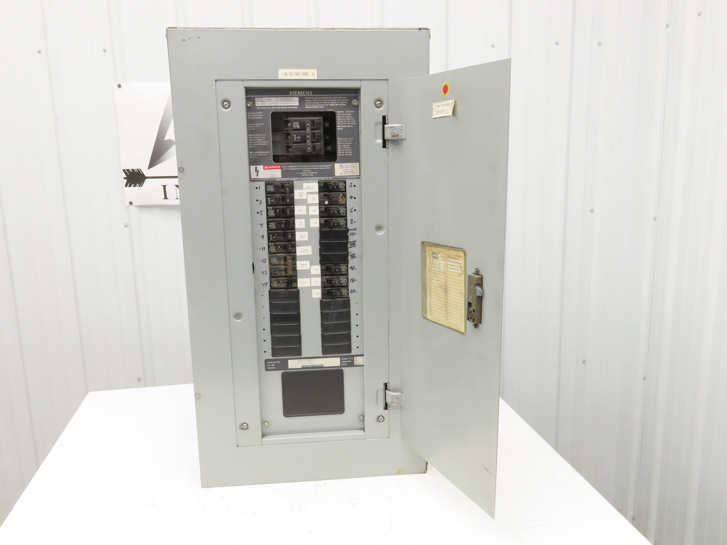 Siemens S1C30BL100ATS Load Center Panel Board 100A 208Y/120V 3Ph 4W Main Breaker