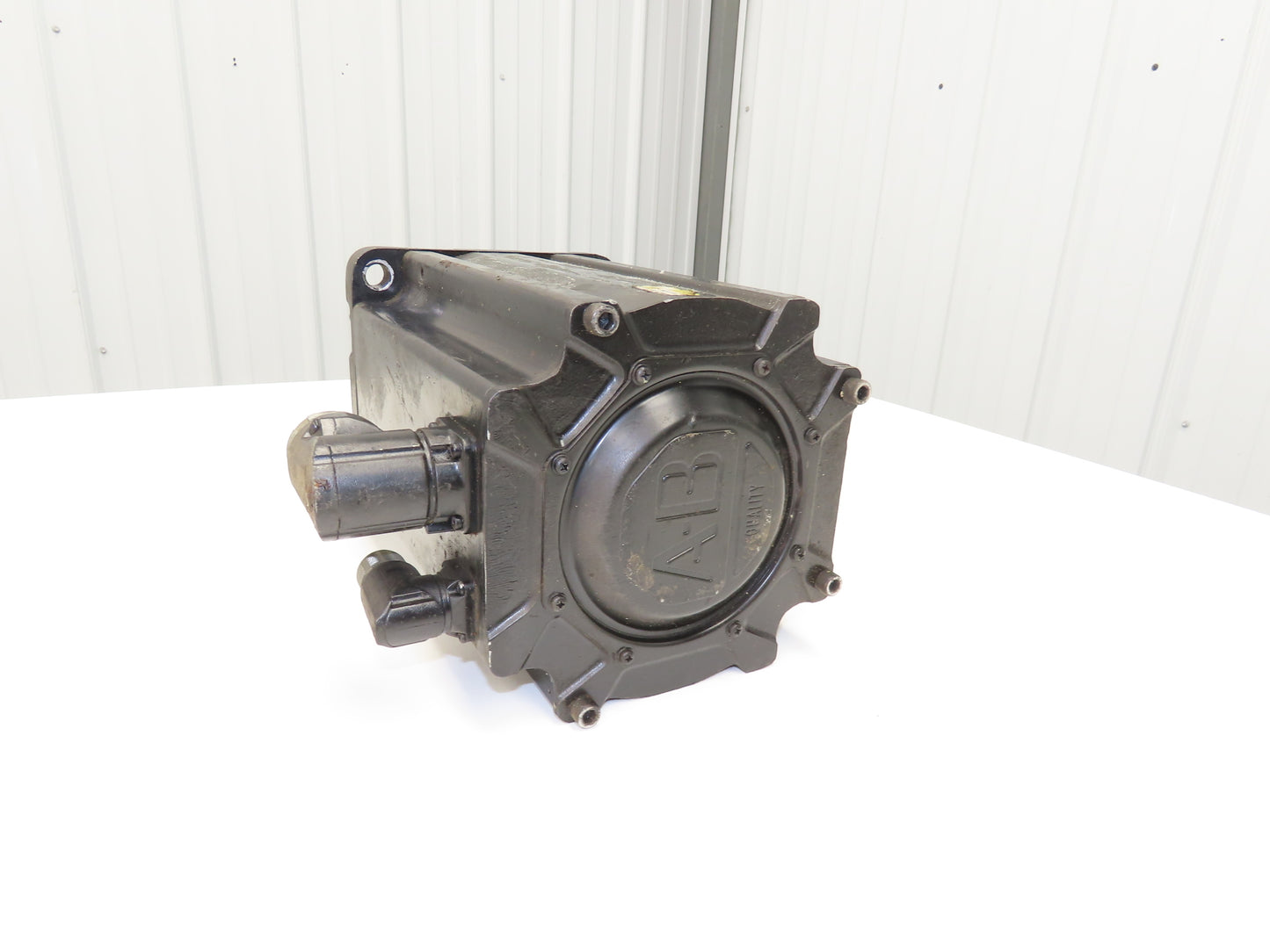 Allen Bradley MPM-B2152C-SJ72AA AC Servo Motor 7.51Hp 5.6KW 2500RPM 460V 3Ph