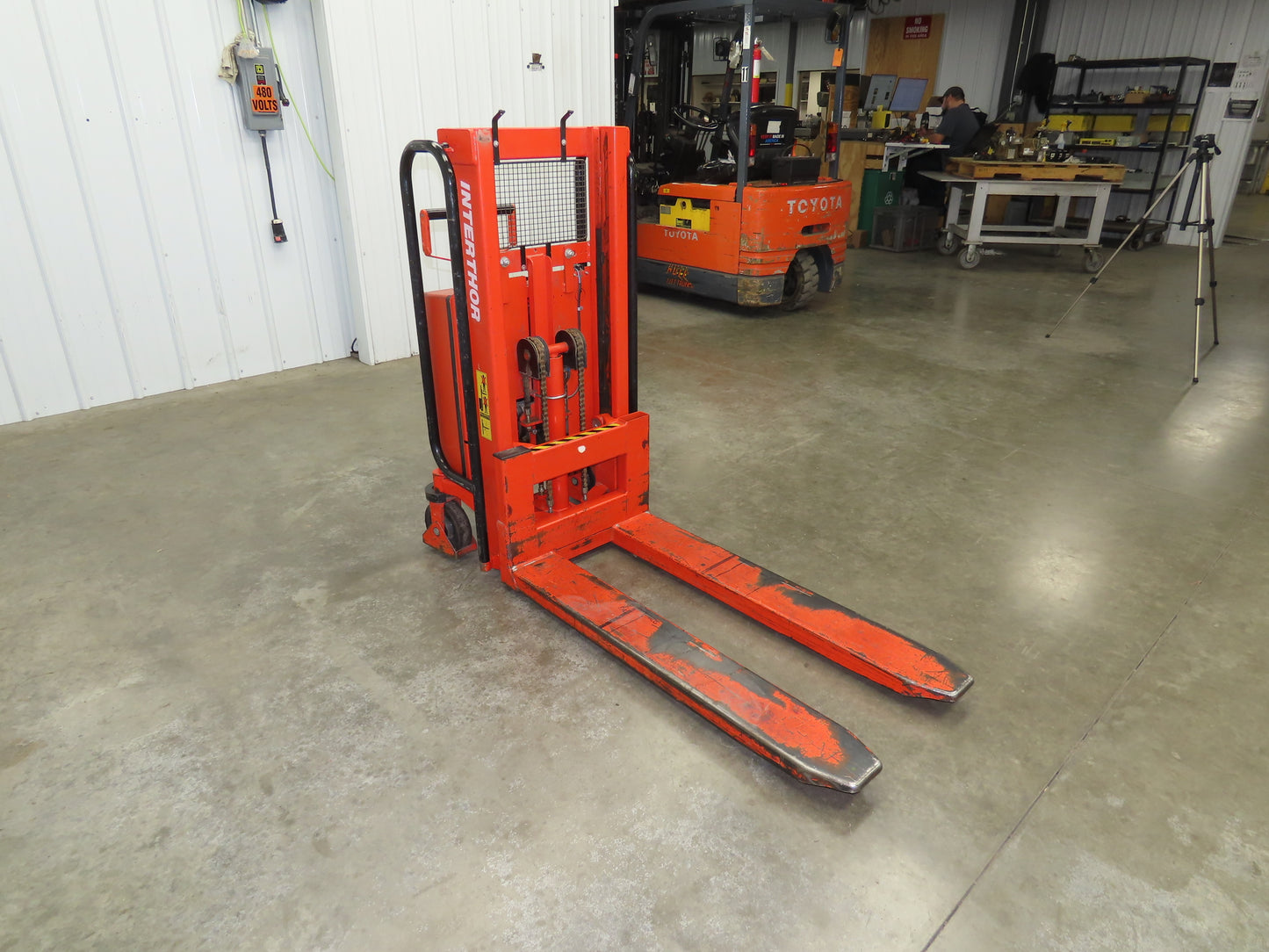 Interrthor LL1000TE TransPositioner Electric Pallet Lift 2200lbs 36" Height 12V