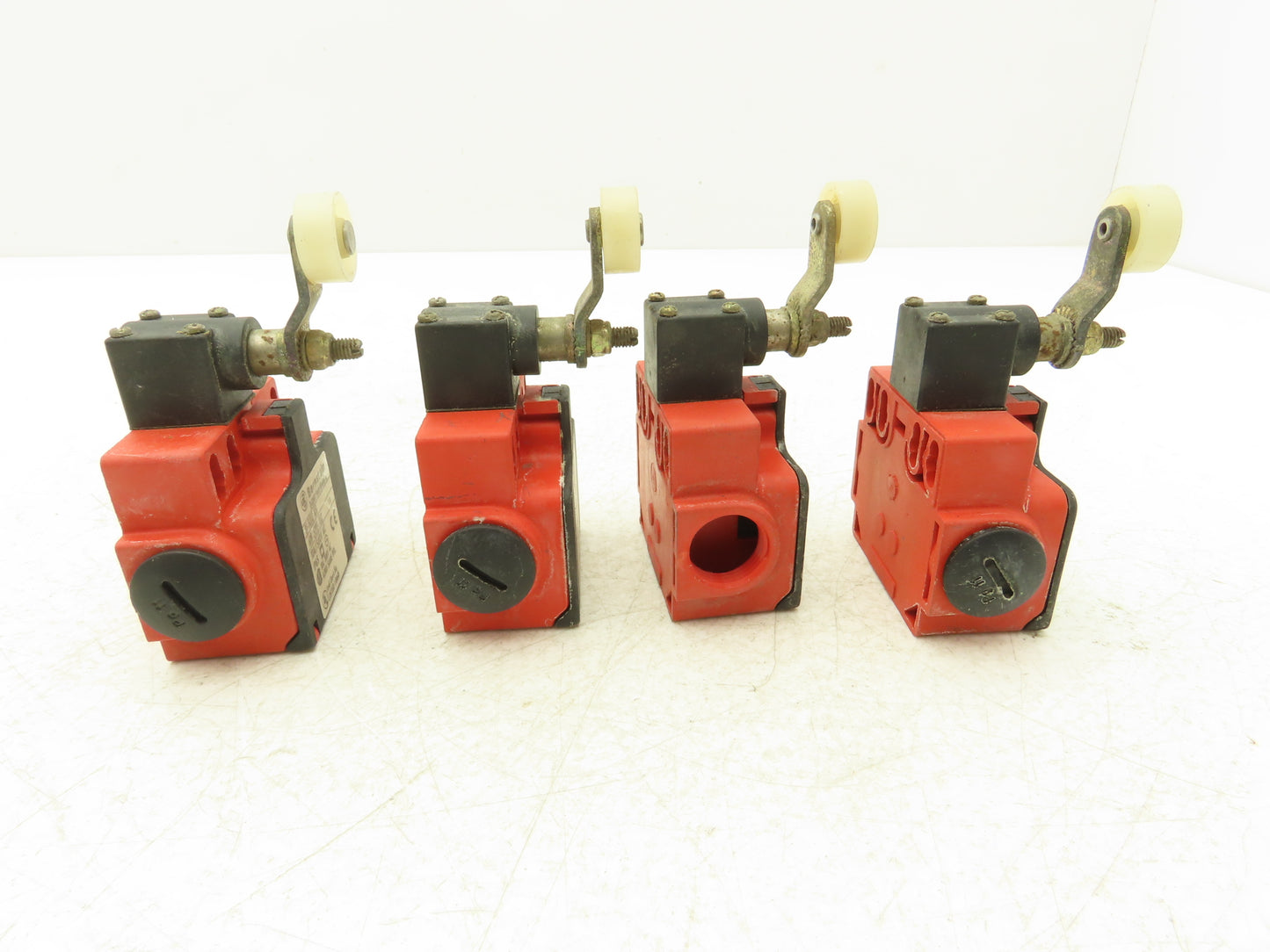 Bernstein BI-SU1Z AH Limit Switch 10A 500V 30mm Arm Plastic Roller Lot of 4