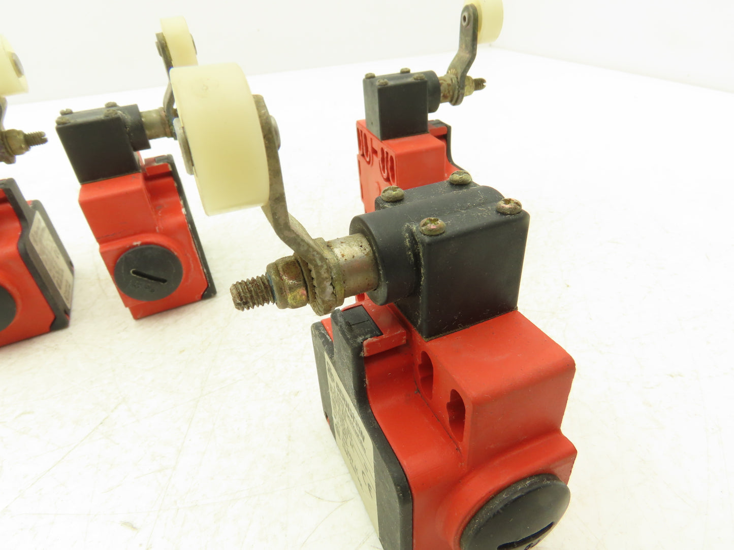 Bernstein BI-SU1Z AH Limit Switch 10A 500V 30mm Arm Plastic Roller Lot of 4