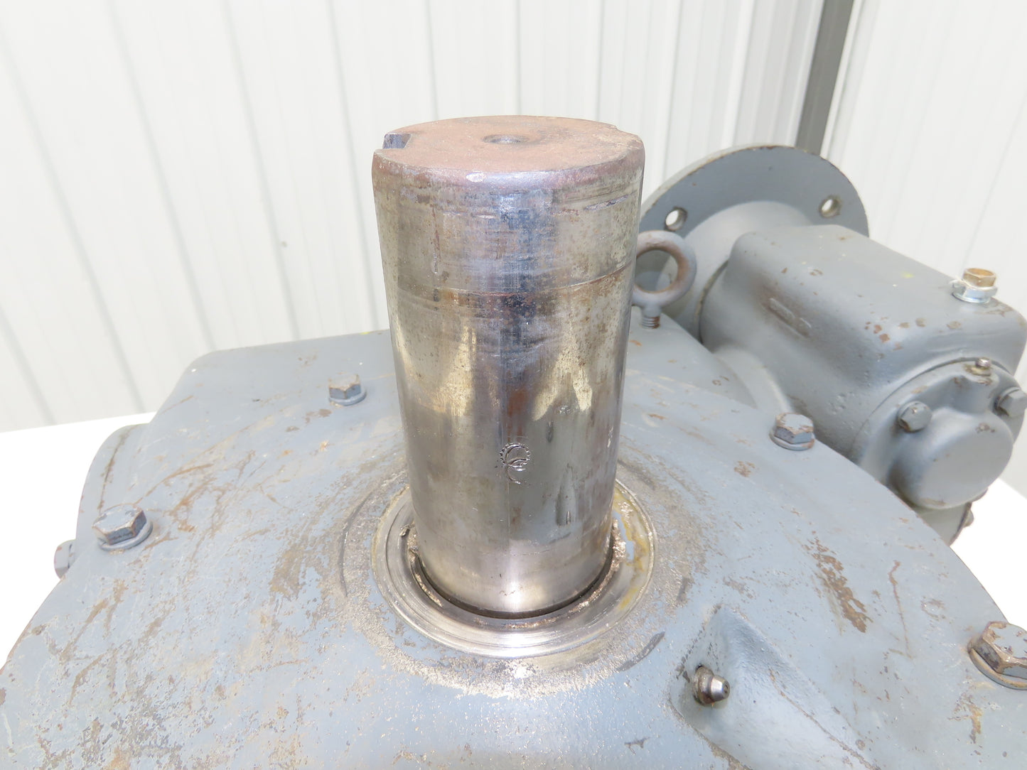 Double Reduction Gearbox 210:1 Ratio Reducer 8 RPM 182TC Vertical Output Shaft