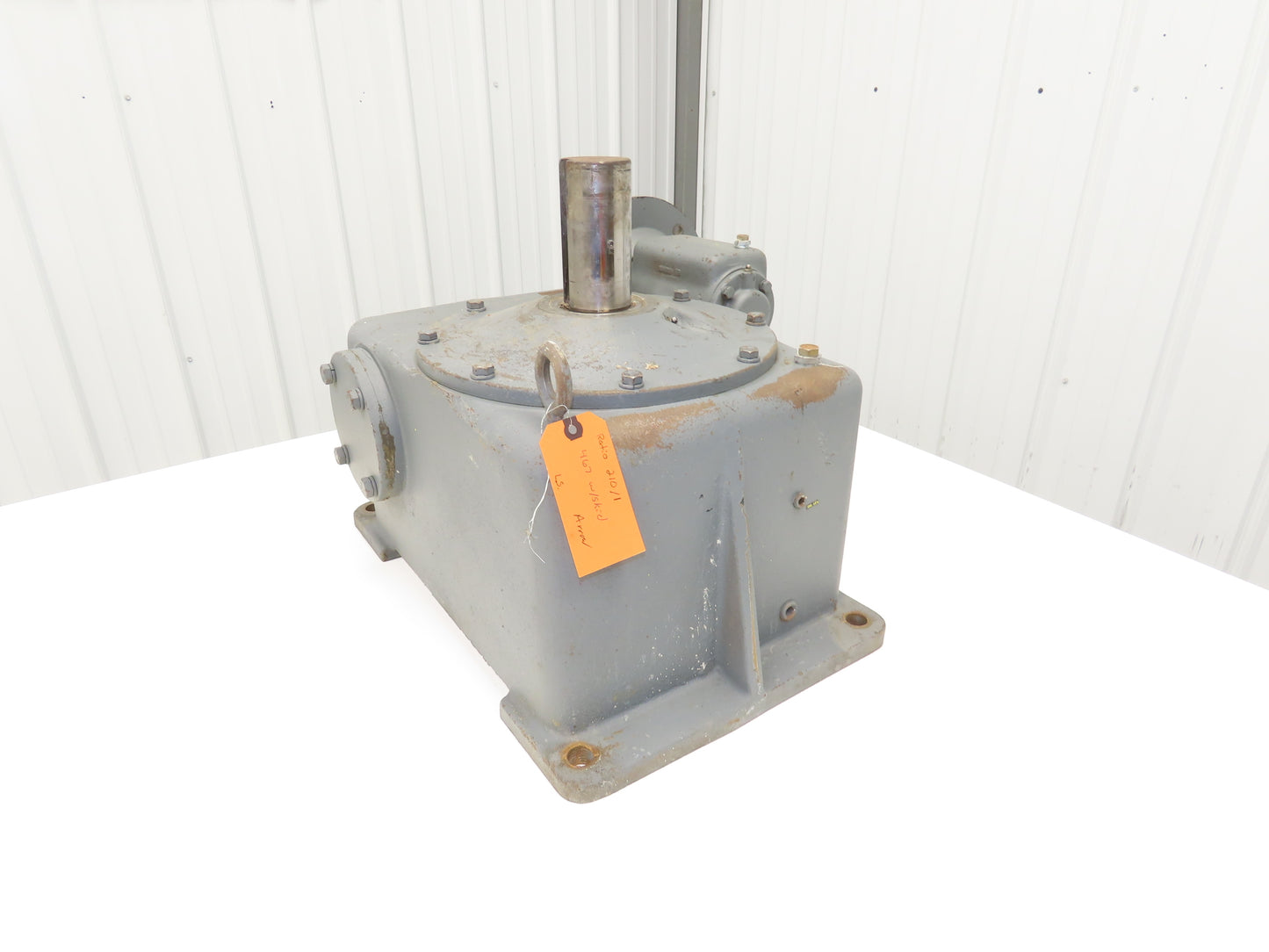 Double Reduction Gearbox 210:1 Ratio Reducer 8 RPM 182TC Vertical Output Shaft