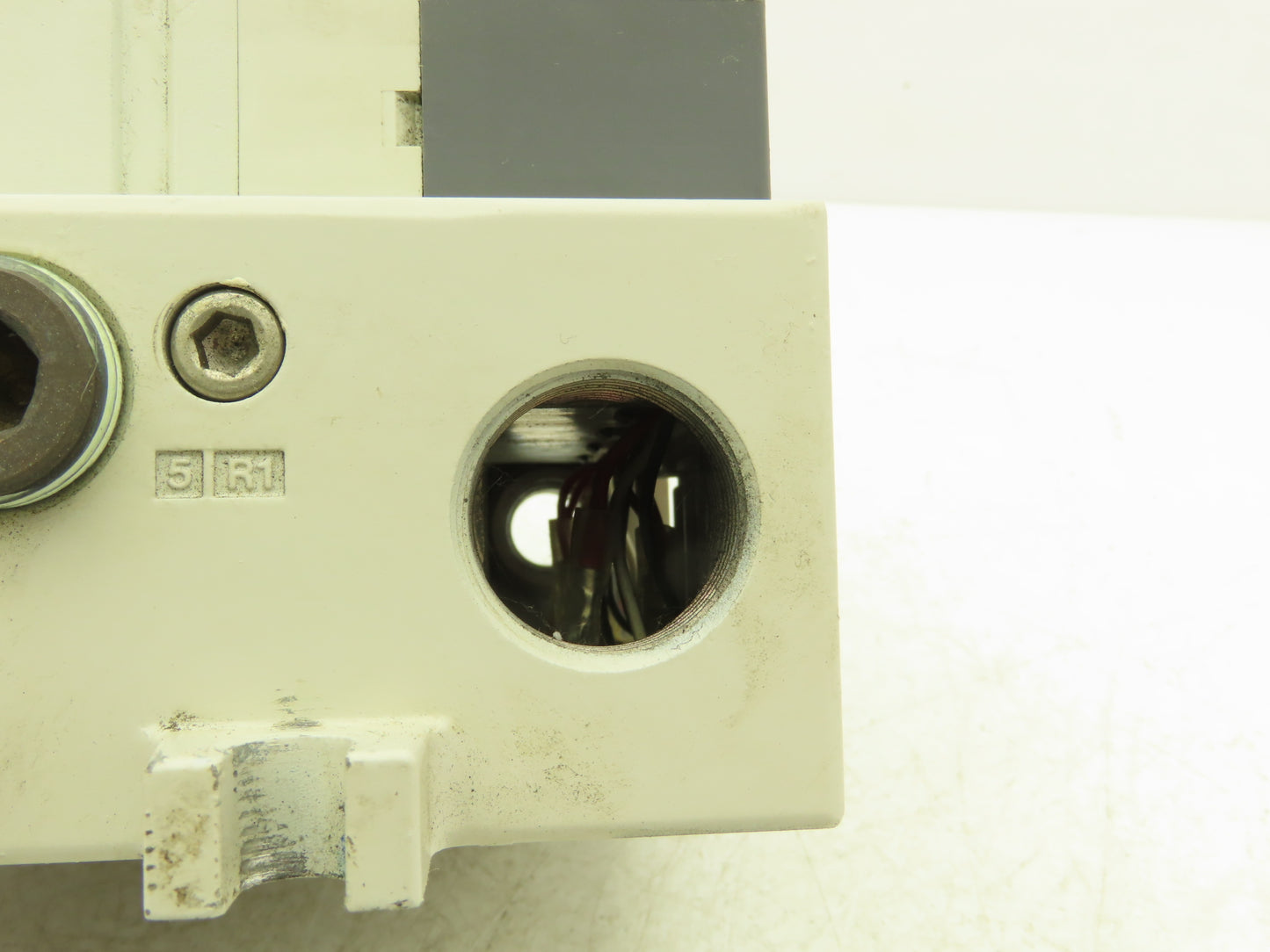 SMC VQ4301-5W Pneumatic Solenoid Valve 4-Station Manifold 24VDC w/3 Valves