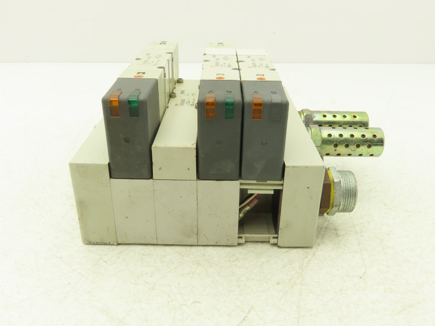 SMC VQ4301-5W Pneumatic Solenoid Valve 4-Station Manifold 24VDC w/3 Valves