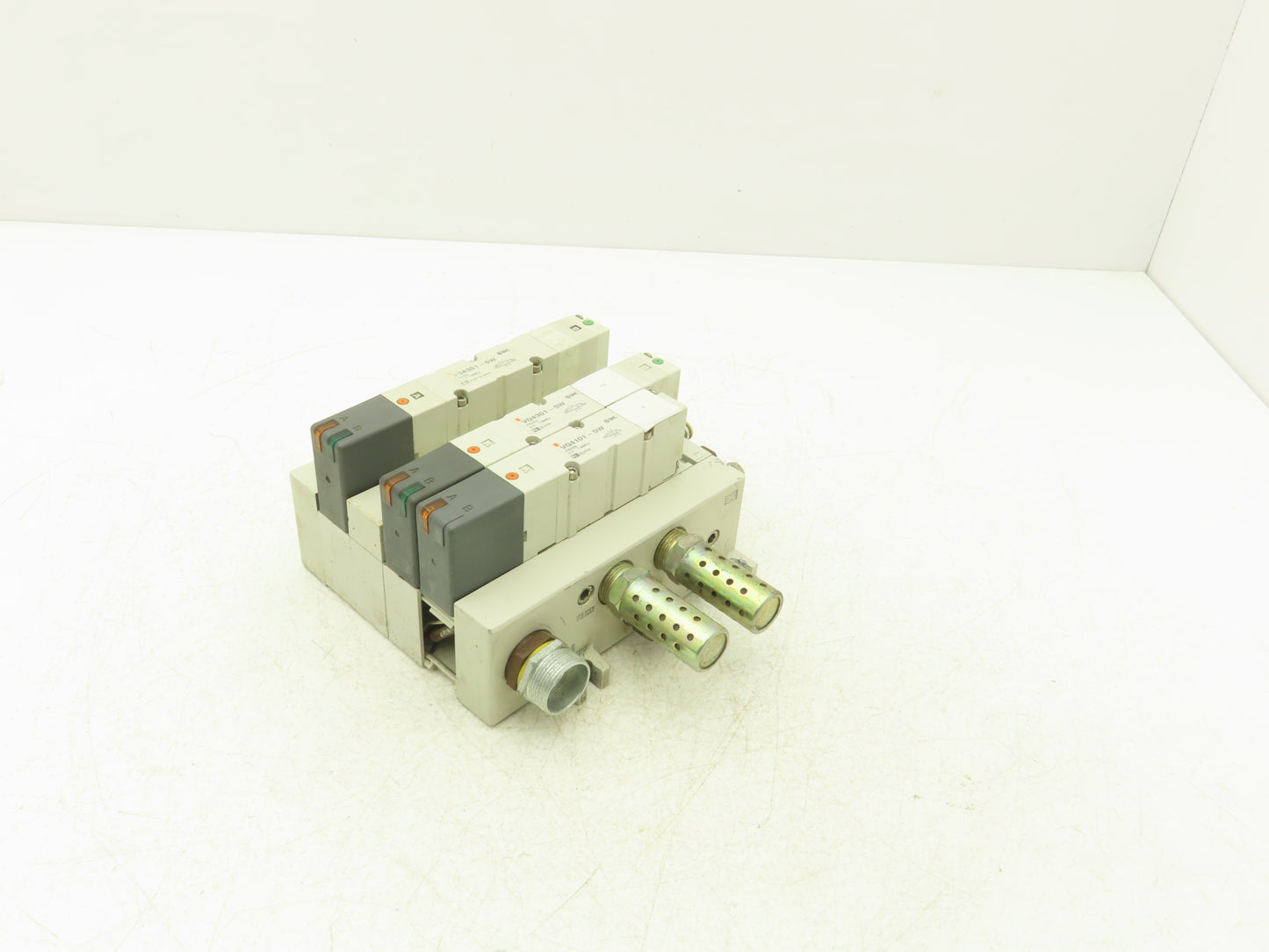 SMC VQ4301-5W Pneumatic Solenoid Valve 4-Station Manifold 24VDC w/3 Valves