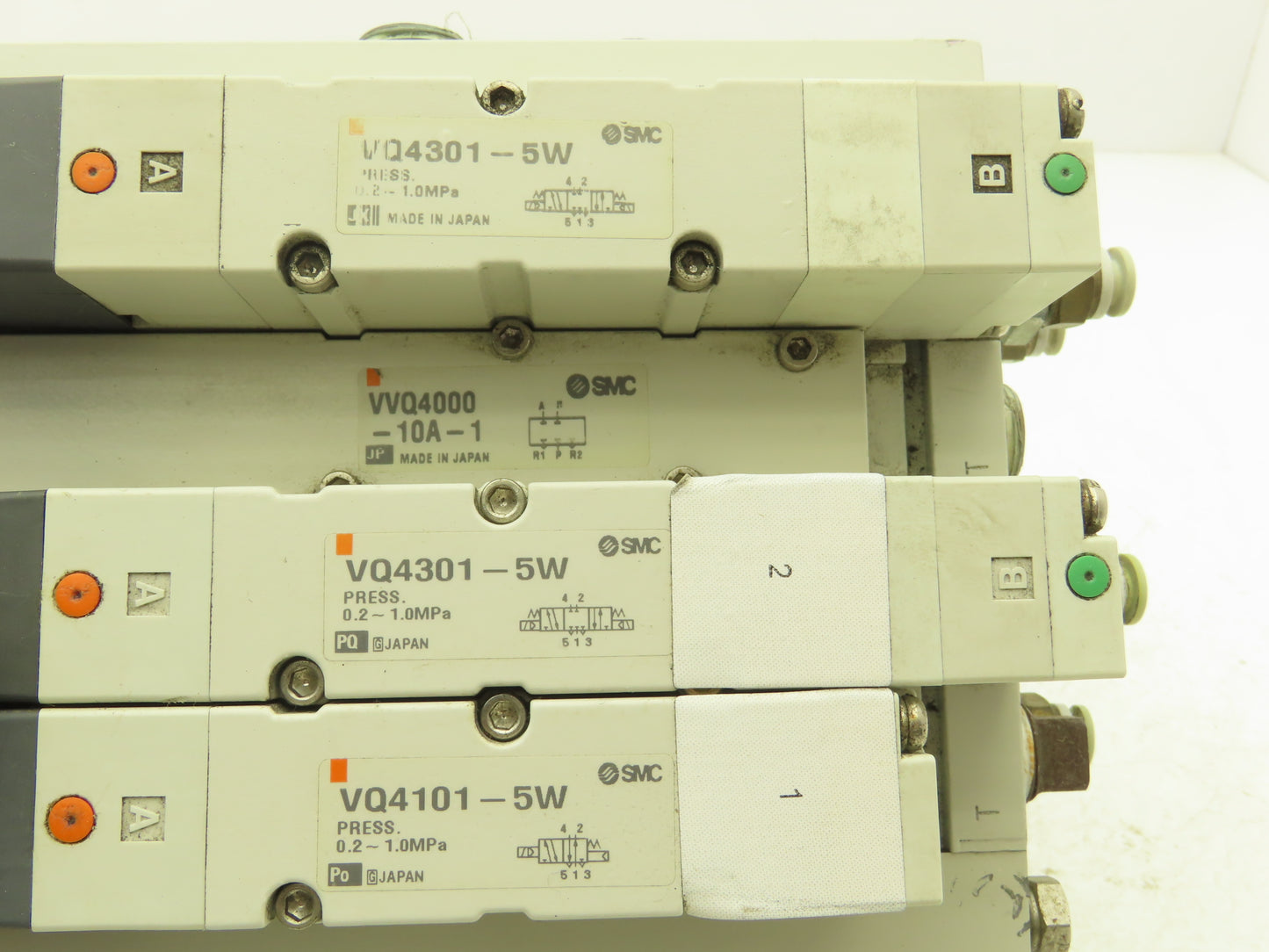 SMC VQ4301-5W Pneumatic Solenoid Valve 4-Station Manifold 24VDC w/3 Valves