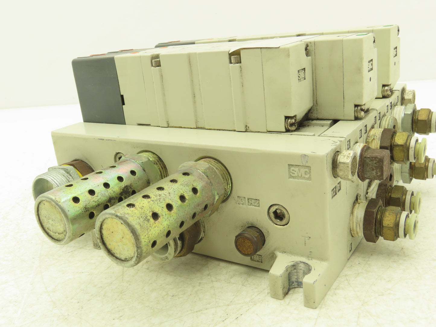 SMC VQ4301-5W Pneumatic Solenoid Valve 4-Station Manifold 24VDC w/3 Valves