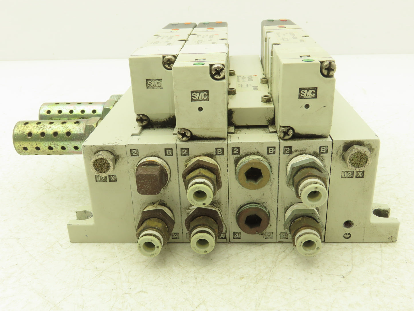 SMC VQ4301-5W Pneumatic Solenoid Valve 4-Station Manifold 24VDC w/3 Valves