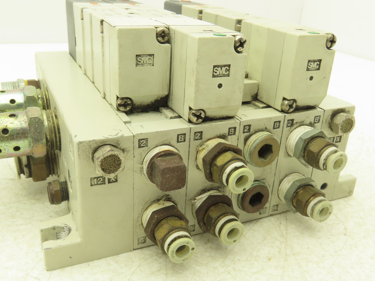 SMC VQ4301-5W Pneumatic Solenoid Valve 4-Station Manifold 24VDC w/3 Valves
