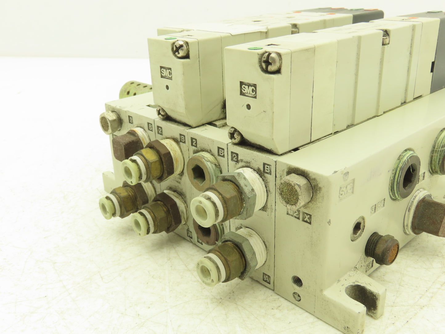 SMC VQ4301-5W Pneumatic Solenoid Valve 4-Station Manifold 24VDC w/3 Valves