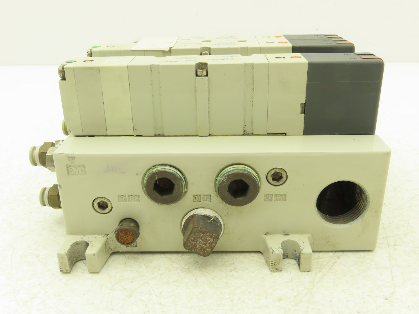 SMC VQ4301-5W Pneumatic Solenoid Valve 4-Station Manifold 24VDC w/3 Valves