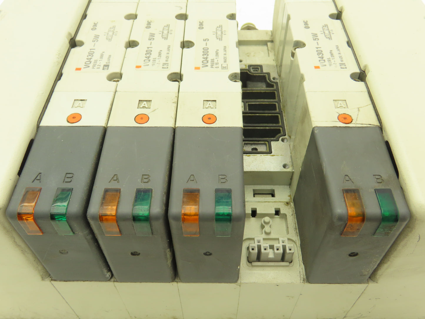 SMC VQ4301-5W Pneumatic Solenoid Valve 5-Station Manifold 4 Valves 1 Missing