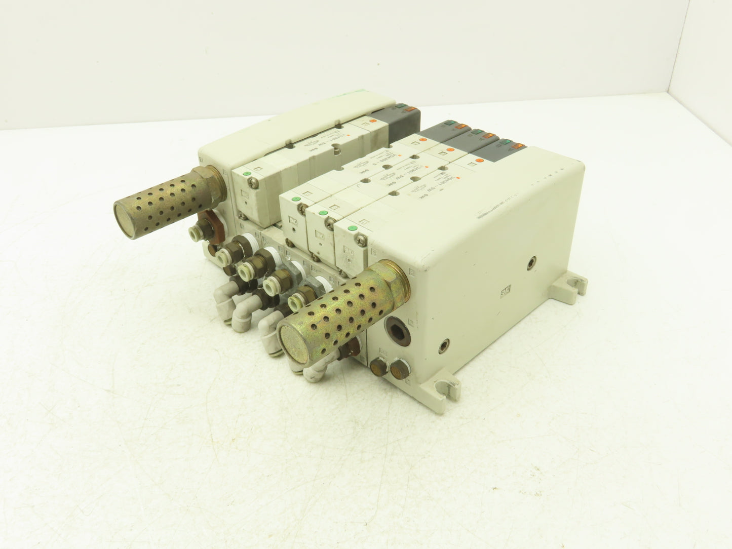 SMC VQ4301-5W Pneumatic Solenoid Valve 5-Station Manifold 4 Valves 1 Missing