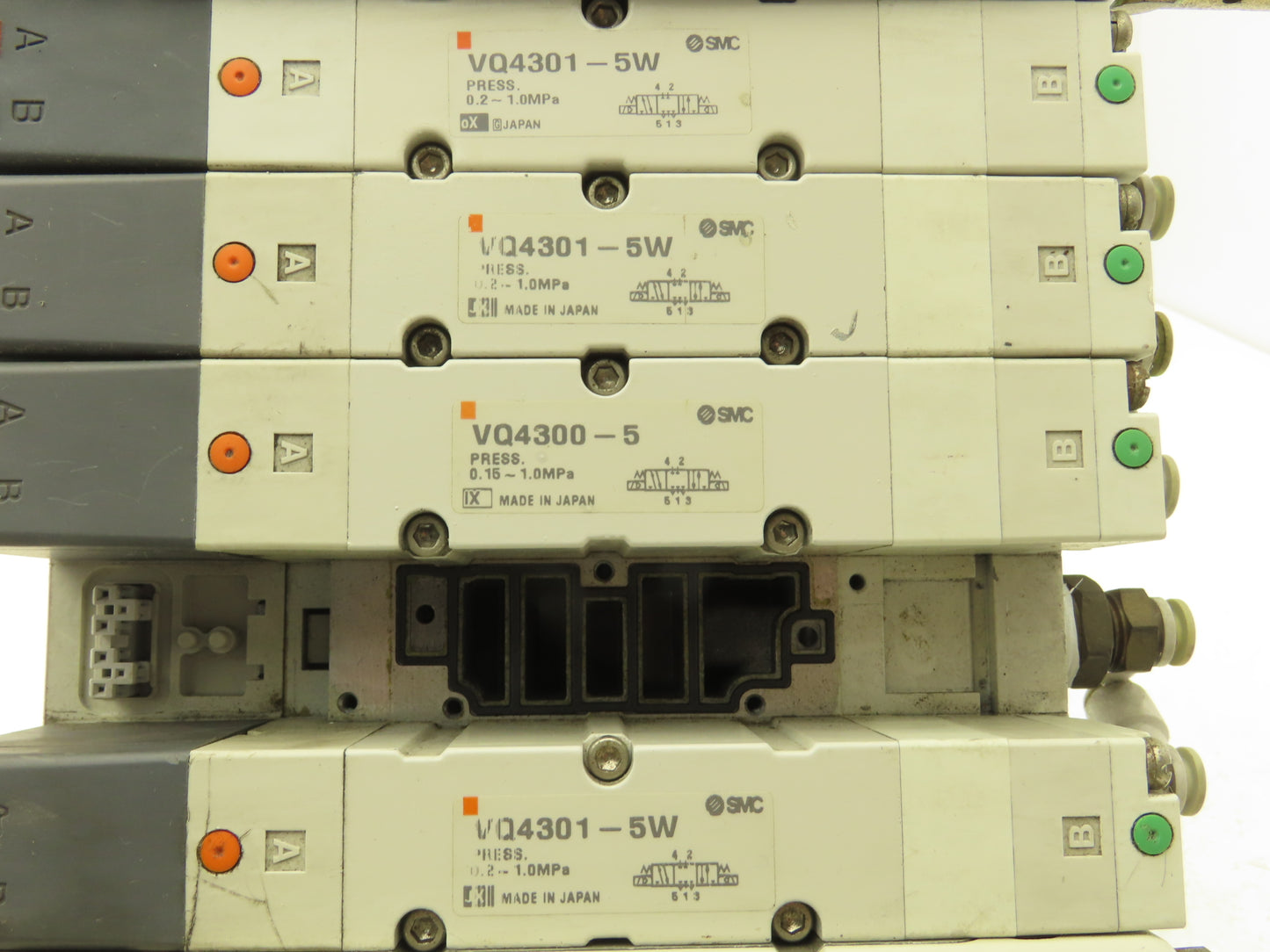SMC VQ4301-5W Pneumatic Solenoid Valve 5-Station Manifold 4 Valves 1 Missing