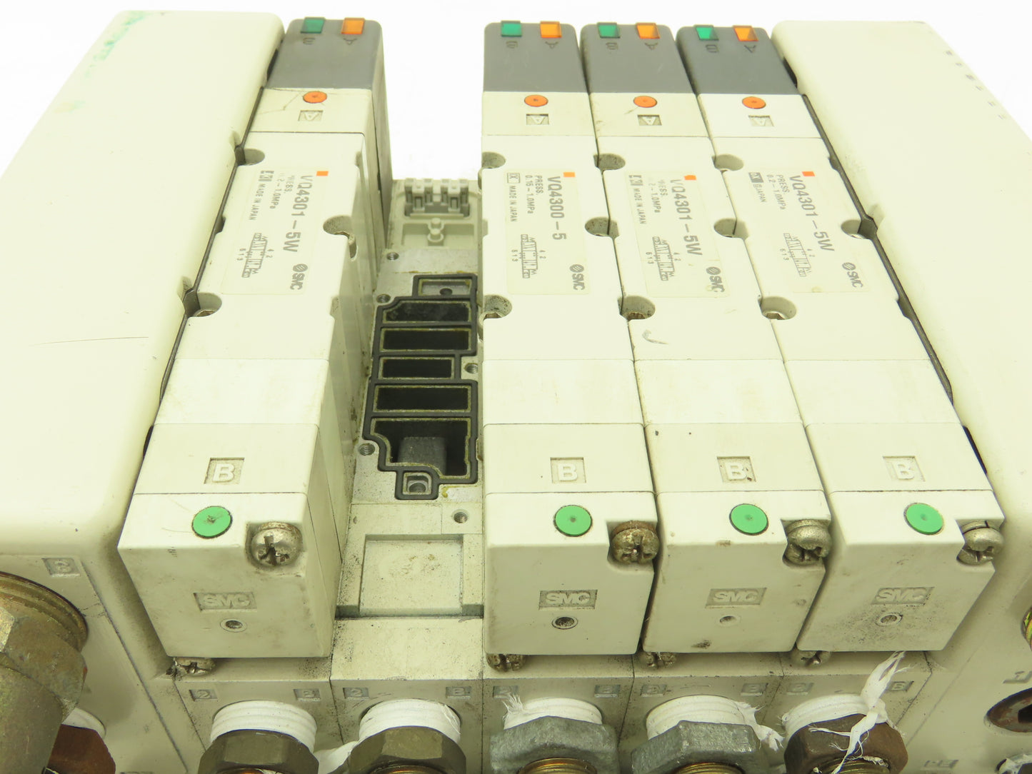 SMC VQ4301-5W Pneumatic Solenoid Valve 5-Station Manifold 4 Valves 1 Missing