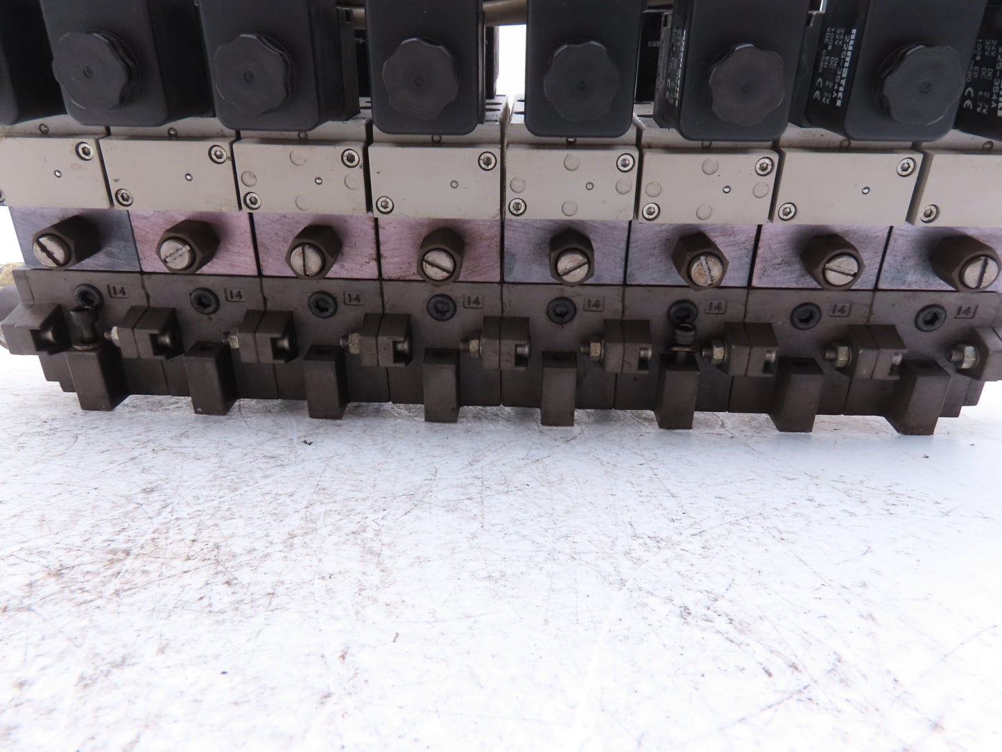 Numatics Pneumatic Solenoid Valve 8-Station Manifold 24VDC